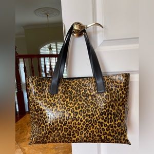 Adorable Sondra Roberts tote in animal print. EUC